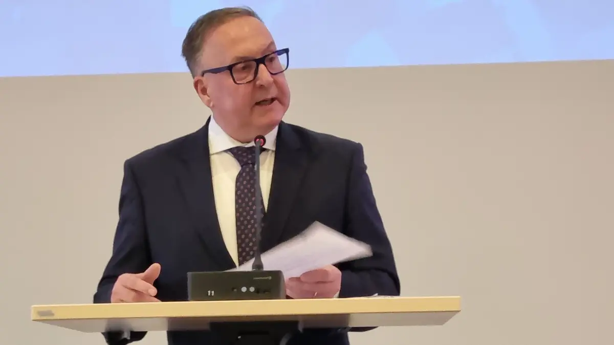 Beim Neujahrsempfang in Lübbenau vor rund 100 geladenen Gästen sprach Helmut Wenzel über die wichtigsten Ziele und Herausforderungen für das neu Jahr.