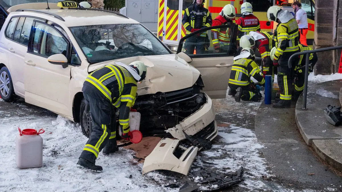 Datum: 03.01.2026 / Ort: Zittau
Am Samstagnachmittag ereignete sich gegen 15:30 Uhr ein folgenschwerer Unfall auf der Bundesstrasse 99 in Zittau. Ein Taxifahrer war offenbar in Richtung Hirschfelde unterwegs, als er in einer Rechtskurve nach links von der Fahrbahn abkam und frontal gegen die Mauer eines Friedhofs fuhr. Infolge des Unfalls wurde der Fahrer im Fahrzeug eingeklemmt und musste von der Feuerwehr mit schwerem Rettungsgeraet befreit werden. Unter laufender Reanimationen wurde der Fahrer in ein Klinikum gebracht. Aktuell gibt es keine Erkenntnisse darueber, ob es sich bei dem Fahrer um einen Mann oder eine Frau handelt. Die Bundesstrasse 99 war fuer die Rettungsmassnahmen voll gesperrt. Fuer die Unfallaufnahme ist der Verkehrsunfalldienst der Polizeidirektion Goerlitz angerueckt.