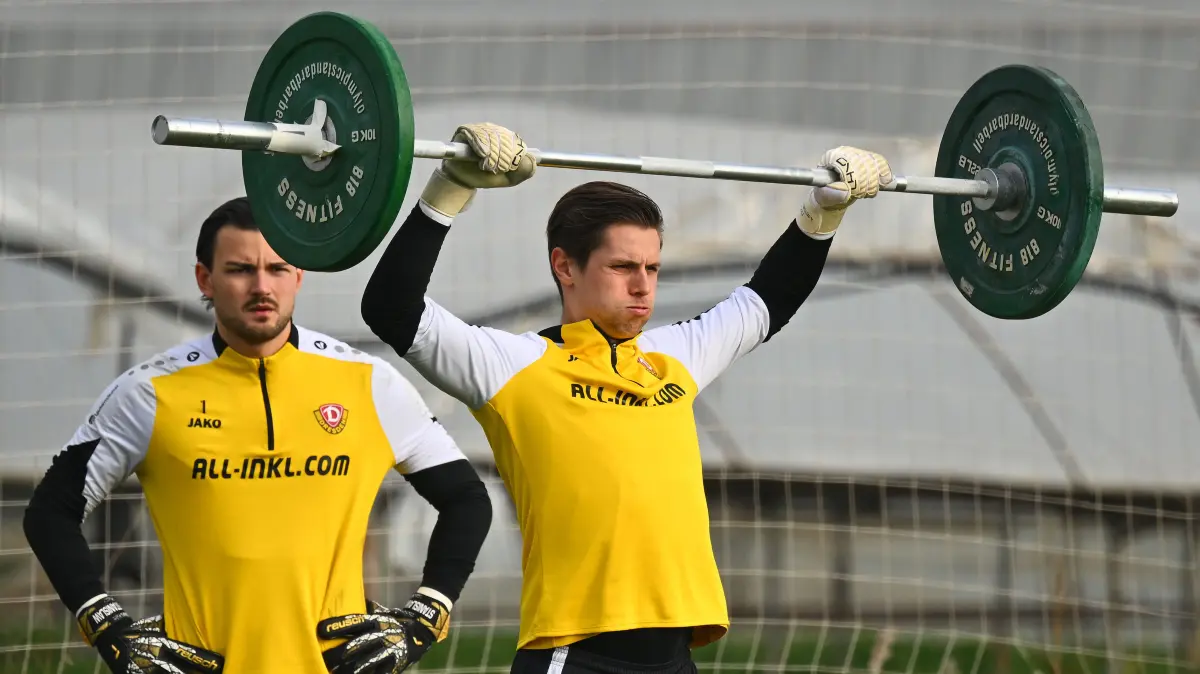 Torwart Daniel Mesenhöler beim Gewichtheben, dahinter Torwart Tim Schreiber,
Training im "NEVER GIVE UP" Football Center in Lara,
SG Dynamo Dresden, Trainingslager in Lara / Türkei, Wintertrainingslager, Fußball, Fussball, 2. Bundesliga, Zweite Liga, Saison 2025/2026, Antalya, Mannschaftshotel, Hotel, Fame Residence, Trainingscamp, never give up, 05.01.2026,
Foto: Lutz Hentschel