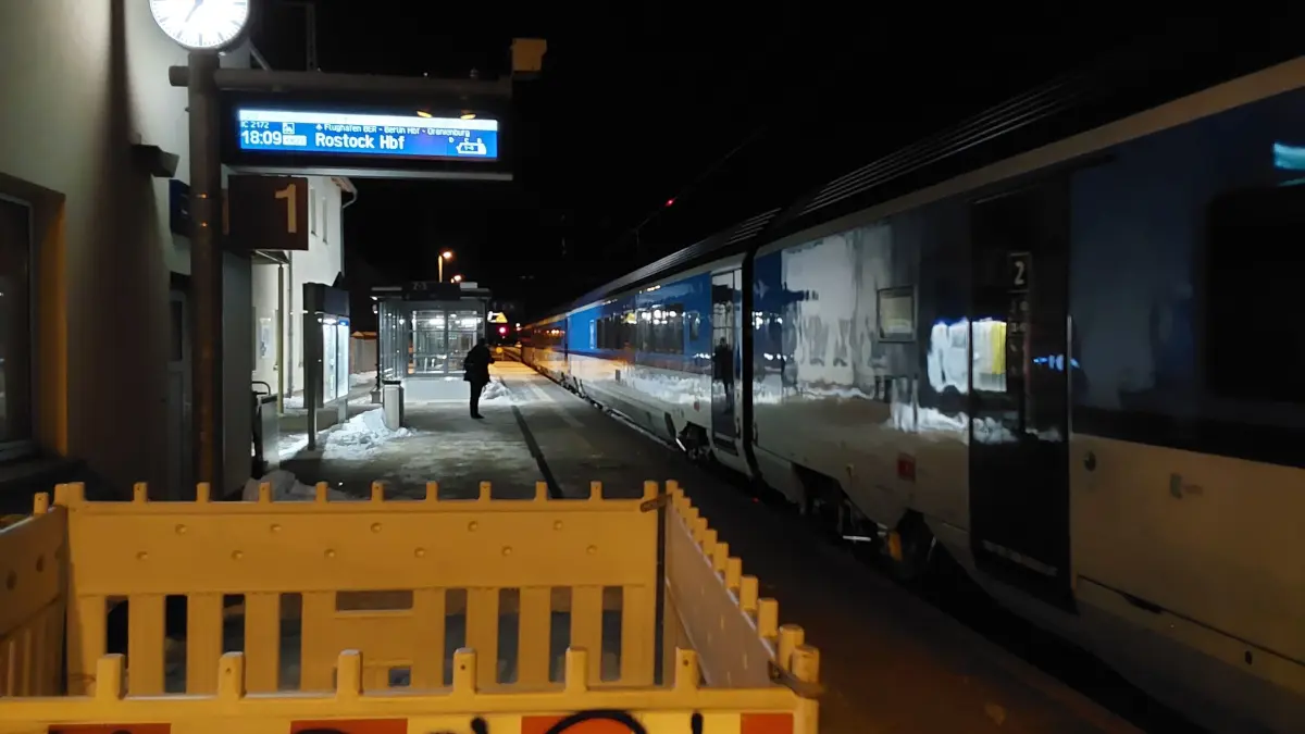 Der EC 176 aus Dresden nach Berlin blieb kurz vor dem Bahnhof Elsterwerda liegen und musste in den Bahnhof mit einer Diesellok gezogen werden.