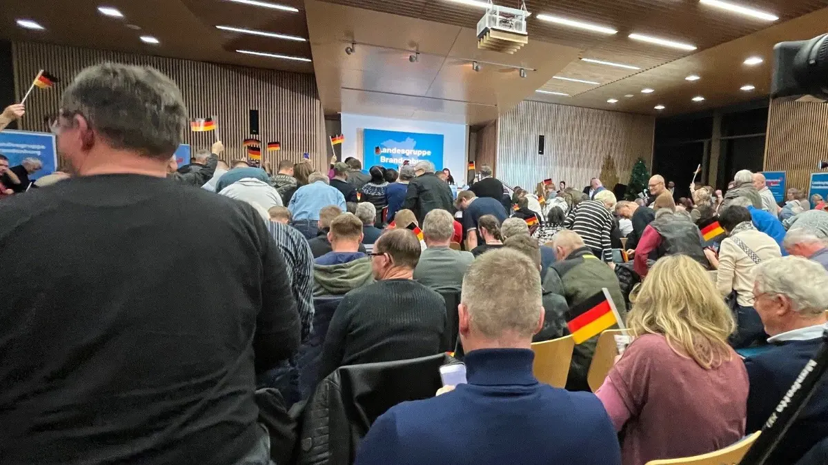 Szene aus dem AfD‑Bürgerdialog in Herzberg am 09. Dezember 2025 – ein Abend, der die politischen Spannungen der Region sichtbar machte. Im Nachgang suchten AfD‑Sympathisanten das Gespräch.
