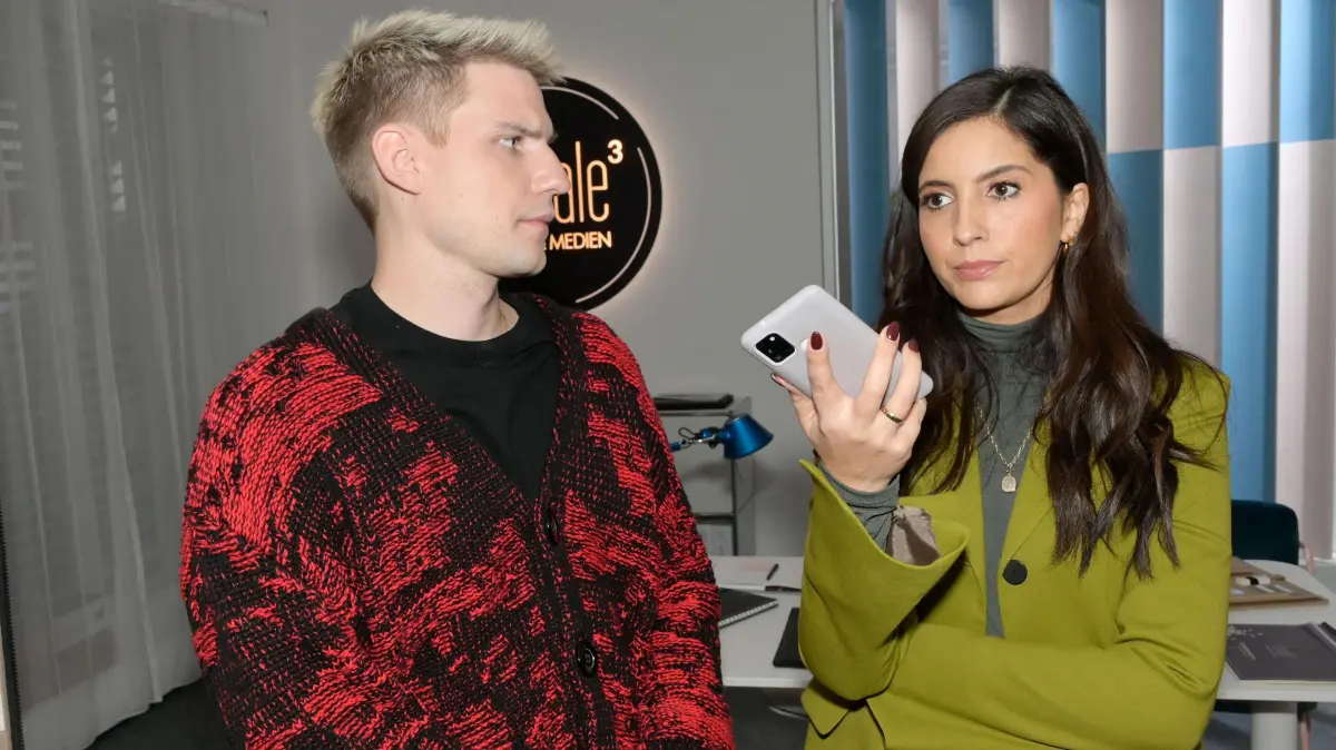 Moritz (Lennart Borchert) und Laura (Chryssanthi Kavazi) erkennen, dass für die Agentur die Luft immer dünner wird.