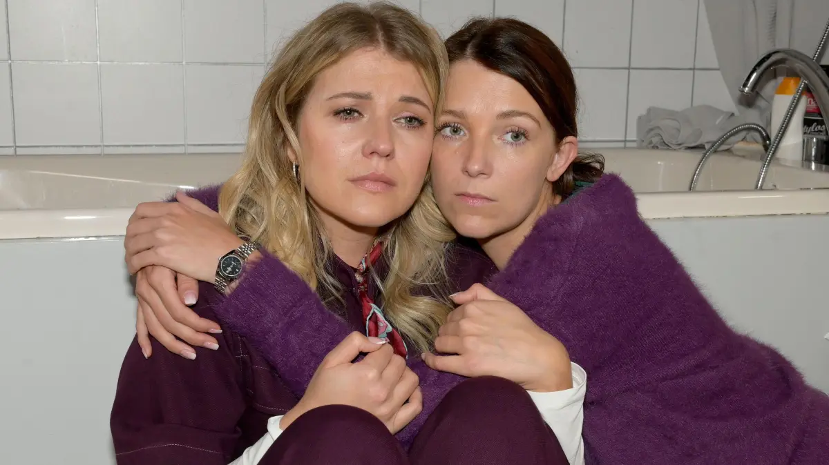 Alicia (Josefin Bressel, l.) bricht vor Lilly (Iris Mareike Steen) zusammen.