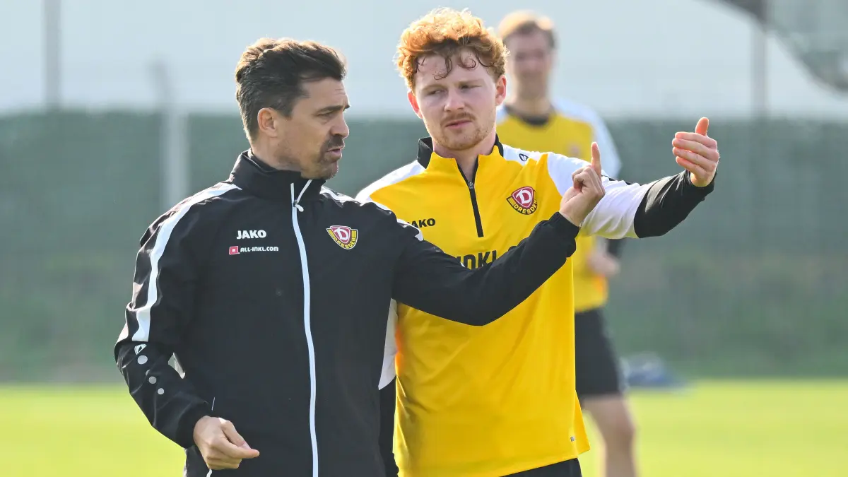 v.l.: Trainer Thomas Stamm und Robert Wagner,
Training im "NEVER GIVE UP" Football Center in Lara,
SG Dynamo Dresden, Trainingslager in Lara / Türkei, Wintertrainingslager, Fußball, Fussball, 2. Bundesliga, Zweite Liga, Saison 2025/2026, Antalya, Mannschaftshotel, Hotel, Fame Residence, Trainingscamp, never give up, 05.01.2026,
Foto: Lutz Hentschel