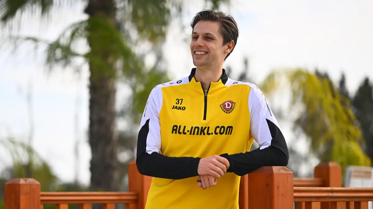 Torwart Daniel Mesenhöler im Garten des Teamhotel "Fame Residence Lara & Spa",
SG Dynamo Dresden, Trainingslager in Lara / Türkei, Wintertrainingslager, Fußball, Fussball, 2. Bundesliga, Zweite Liga, Saison 2025/2026, Antalya, Mannschaftshotel, Hotel, Fame Residence, Trainingscamp, 05.01.2026,
Foto: Lutz Hentschel