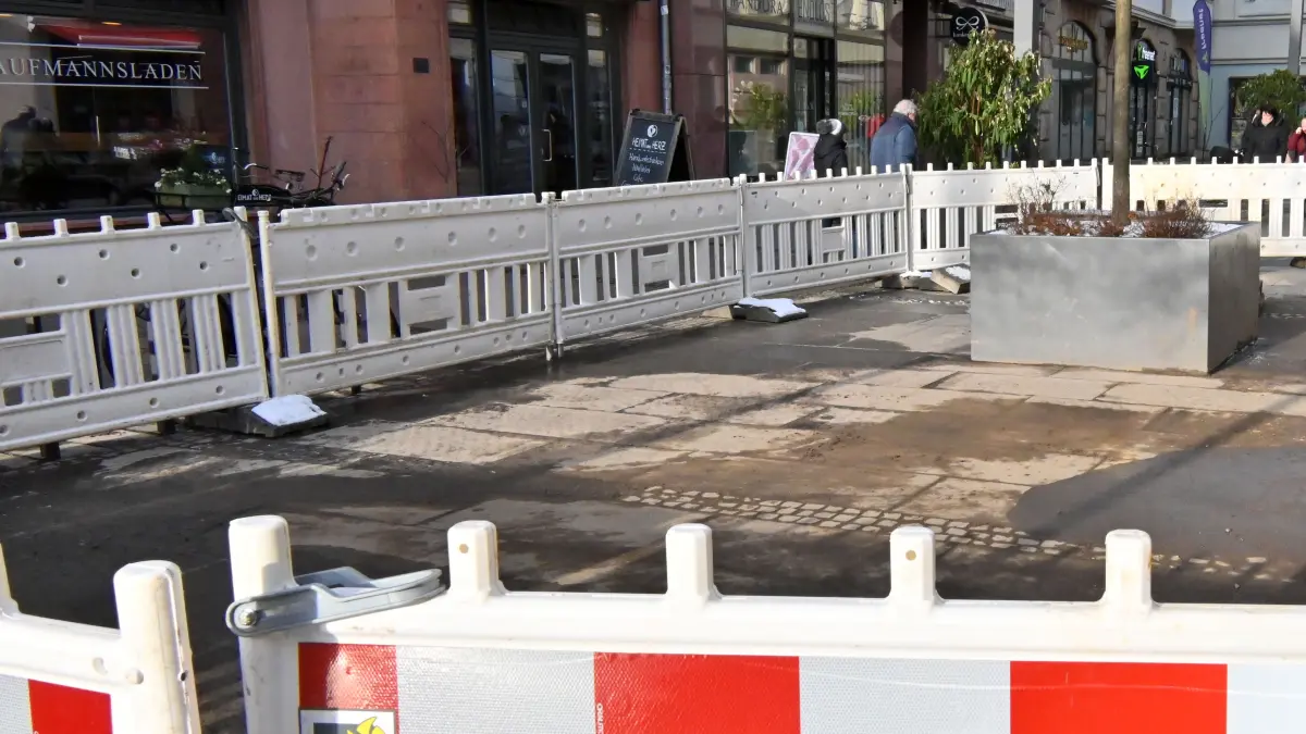 Wasserrohrbruch in der Spremberger Strasse. Das Areal ist derzeit abgesperrt.