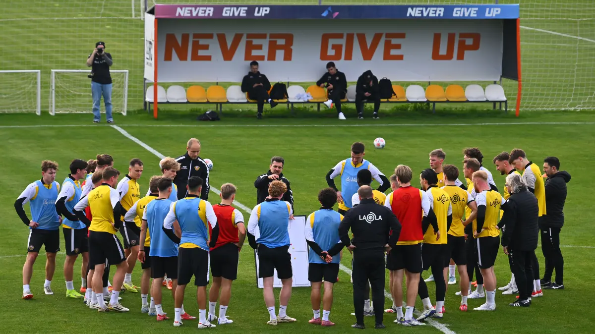 Übersicht über den Trainingsplatz, Ansprache von Trainer Thomas Stamm, Taktiktafel, Mannschaftskreis,
Training im "NEVER GIVE UP" Football Center in Lara,
SG Dynamo Dresden, Trainingslager in Lara / Türkei, Wintertrainingslager, Fußball, Fussball, 2. Bundesliga, Zweite Liga, Saison 2025/2026, Antalya, Mannschaftshotel, Hotel, Fame Residence, Trainingscamp, never give up, 04.01.2026,
Foto: Lutz Hentschel