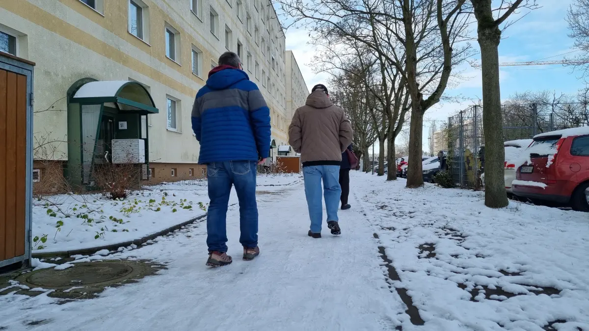 Vorsicht spazieren Anwohner in der Richard-Wagner-Straße in Lübbenau über den nicht gestreuten Fußweg. Bürger kritisieren glatte Straßen und Fußwege in Lübbenau.
