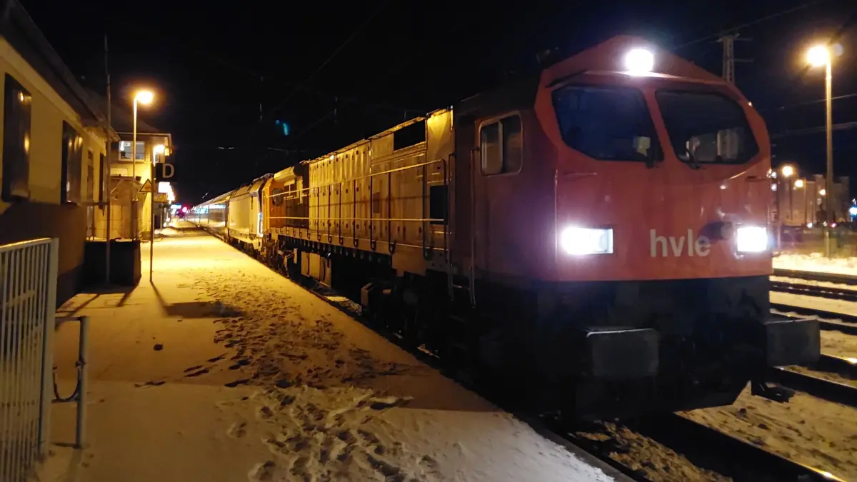 Den liegengebliebenen und beschädigten Eurocity hat eine Diesellokomotive in den Bahnhof Elsterwerda gezogen. Dort konnten die 340 Reisenden in Busse umsteigen.