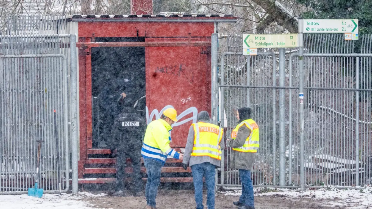 Stromausfall Berlin: ARCHIV - 03.01.2026, Berlin: Einsatzkräfte der Polizei stehen an der Brandstelle einer Kabelbrücke vor dem Kraftwerk Lichterfelde am Teltowkanal. Nach dem Brand einer Kabelbrücke ist im Südwesten Berlins für 50.000 Haushalte und 2.000 Gewerbebetriebe der Strom ausgefallen. (zu dpa: «Anschlag auf Stromnetz: Spekulationen über Russland») Foto: Michael Kappeler/dpa +++ dpa-Bildfunk +++