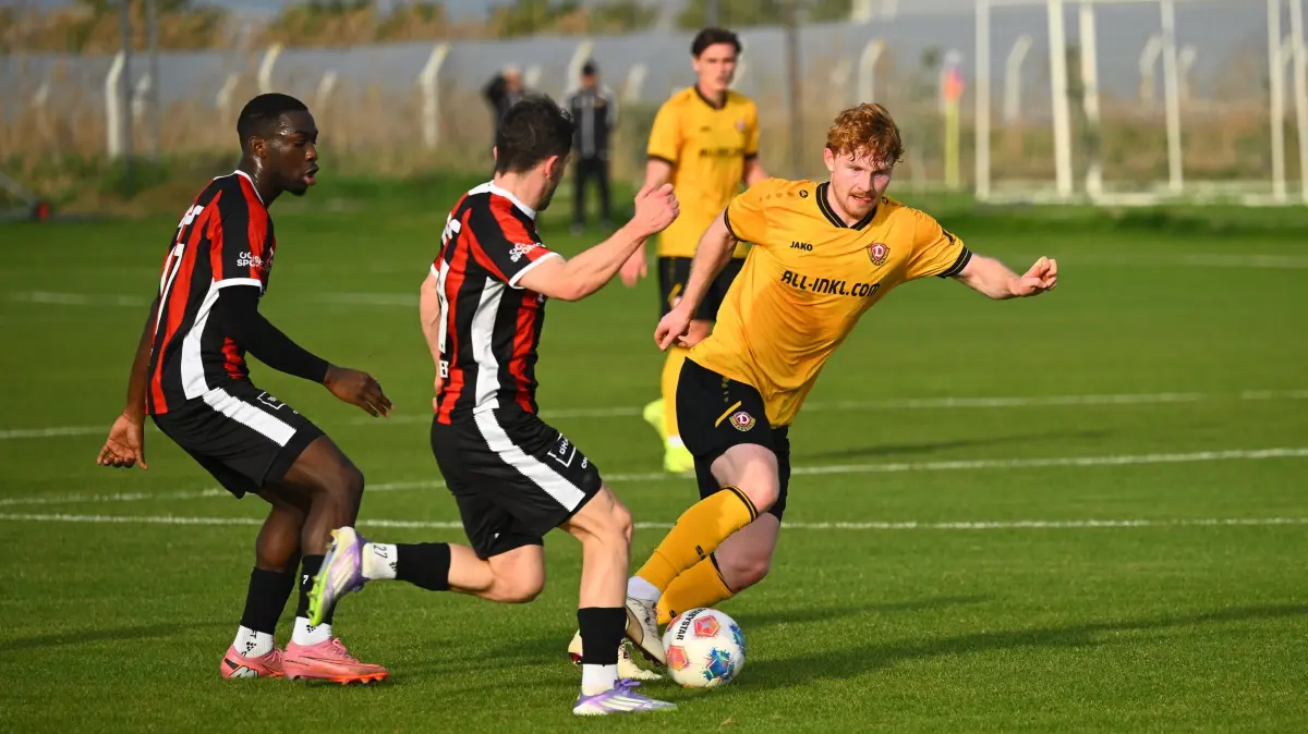 von rechts: Robert Wagner (Dresden) gegen Linus Obexer (Aarau),
Testspiel, Freundschaftsspiel im "NEVER GIVE UP" Football Center in Lara,
SG Dynamo Dresden gegen FC Aarau (Schweiz), Trainingslager in Lara / Türkei, Wintertrainingslager, Fußball, Fussball, 2. Bundesliga, Zweite Liga, Saison 2025/2026, Antalya, Trainingscamp, never give up, 06.01.2026,
Foto: Lutz Hentschel