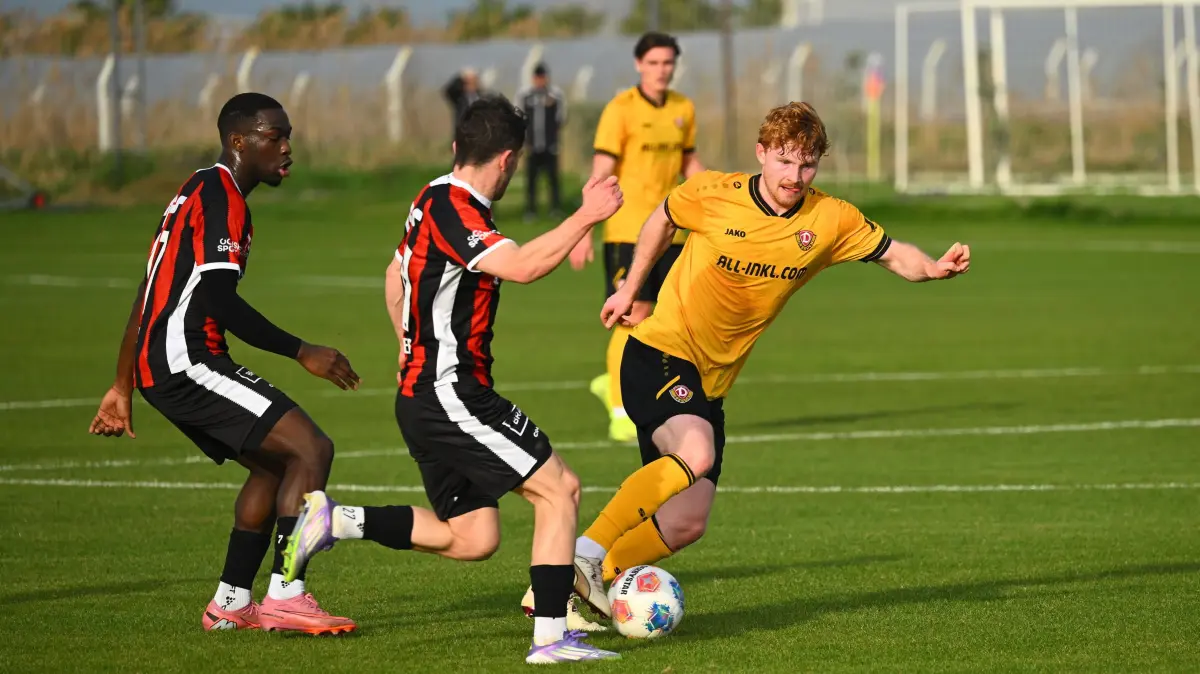 von rechts: Robert Wagner (Dresden) gegen Linus Obexer (Aarau),
Testspiel, Freundschaftsspiel im "NEVER GIVE UP" Football Center in Lara,
SG Dynamo Dresden gegen FC Aarau (Schweiz), Trainingslager in Lara / Türkei, Wintertrainingslager, Fußball, Fussball, 2. Bundesliga, Zweite Liga, Saison 2025/2026, Antalya, Trainingscamp, never give up, 06.01.2026,
Foto: Lutz Hentschel