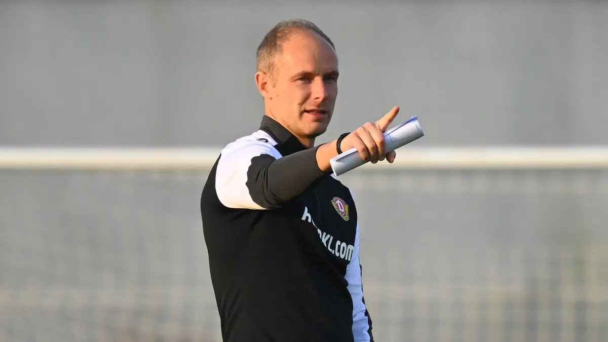 v.l.: Sebastian König mit Torwart Tim Schreiber,
Training im "NEVER GIVE UP" Football Center in Lara,
SG Dynamo Dresden, Trainingslager in Lara / Türkei, Wintertrainingslager, Fußball, Fussball, 2. Bundesliga, Zweite Liga, Saison 2025/2026, Antalya, Mannschaftshotel, Hotel, Fame Residence, Trainingscamp, never give up, 05.01.2026,
Foto: Lutz Hentschel