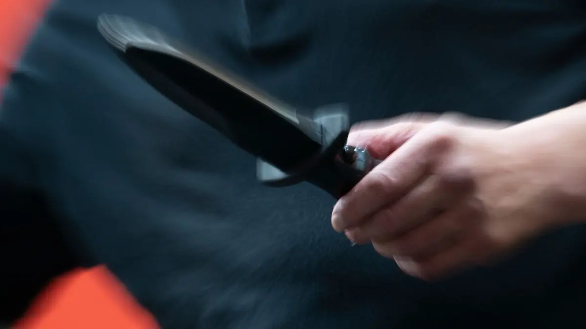 Vorführung Messerattacke: ARCHIV - 03.09.2025, Baden-Württemberg, Herrenberg: Ein Einsatztrainer der Polizei hat während eines Pressetermins des baden-württembergischen Innenministeriums an der Hochschule für Polizei am Standort Herrenberg zu „Gefahren und Konsequenzen bei Messerangriffen“ ein Übungsmesser in der Hand. (zu dpa: «Zunahme bei Gewalttaten von links – Großteil der Taten von rechts») Foto: Marijan Murat/dpa +++ dpa-Bildfunk +++