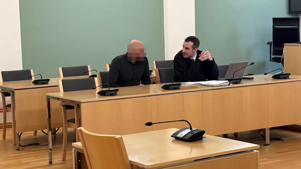 Landgericht Cottbus: Drogen und Waffen hat die Polizei in einer Wohnung in Schönefeld gefunden. Der Bewohner (l.) steht nur wegen Drogenhandels vor Gericht. Sein Anwalt (r.) versucht vor allem, die Gefährlichkeit der gefundenen Waffen herunterzuspielen.