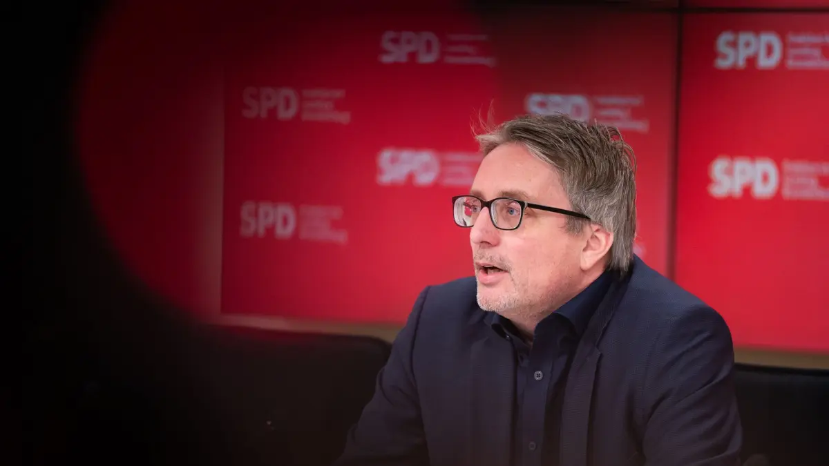 SPD/BSW-Koalition in Brandenburg zerbrochen: 06.01.2026, Brandenburg, Potsdam: Björn Lüttmann, SPD-Fraktionsvorsitzender in Brandenburg, spricht bei einer Pressekonferenz nach dem Zerbrechen der SPD/BSW-Koalition in Brandenburg. Die bundesweit einzige SPD/BSW-Koalition in Brandenburg ist nach mehr als einem Jahr zerbrochen. Foto: Christophe Gateau/dpa +++ dpa-Bildfunk +++