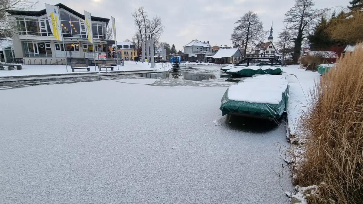 Zugefrorene Fließe in Lübbenau lassen aktuell keinen Kahnverkehr im Großen Spreewaldhafen von Lübbenau zu.
