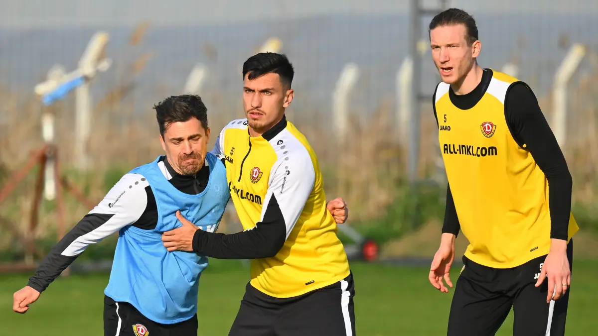 Standards-Training, v.l.: Trainer Thomas Stamm stört Claudio Kammerknecht und Vinko Sapina,
Training im "NEVER GIVE UP" Football Center in Lara,
SG Dynamo Dresden, Trainingslager in Lara / Türkei, Wintertrainingslager, Fußball, Fussball, 2. Bundesliga, Zweite Liga, Saison 2025/2026, Antalya, Mannschaftshotel, Hotel, Fame Residence, Trainingscamp, never give up, 05.01.2026,
Foto: Lutz Hentschel