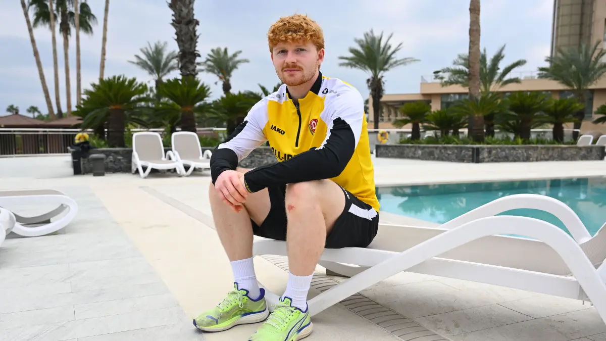 freier Nachmittag - Robert Wagner relaxt am Pool des Teamhotel "Fame Residence Lara & Spa",
SG Dynamo Dresden, Trainingslager in Lara / Türkei, Wintertrainingslager, Fußball, Fussball, 2. Bundesliga, Zweite Liga, Saison 2025/2026, Antalya, Mannschaftshotel, Hotel, Fame Residence, Trainingscamp, 07.01.2026,
Foto: Lutz Hentschel