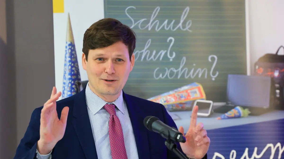 Conrad Clemens: ARCHIV - 05.12.2025, Sachsen, Leipzig: Conrad Clemens (CDU), Kultusminister von Sachsen, spricht zum Festakt zum 25-jährigen Bestehen des Schulmuseums. (zu dpa: «Kultusminister setzt Tour durch Schulen und Kitas fort») Foto: Jan Woitas/dpa +++ dpa-Bildfunk +++