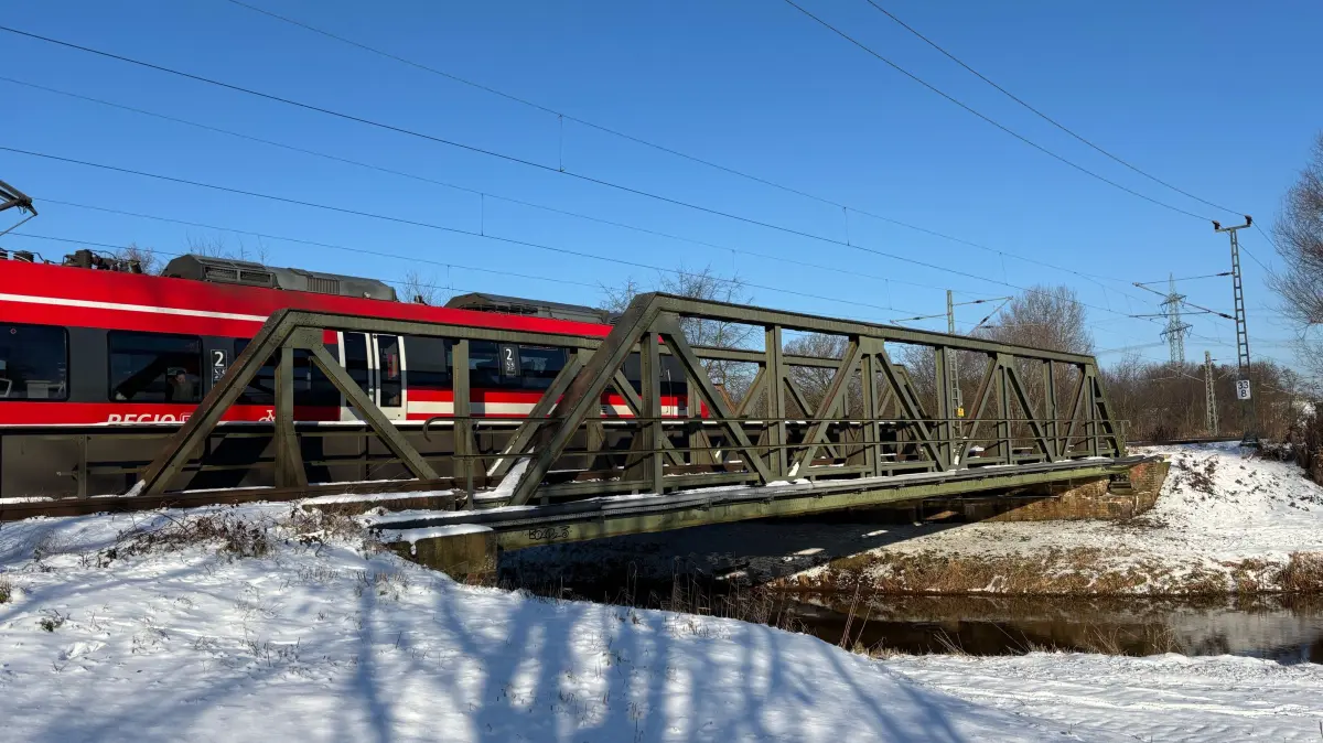 Diese Brücke unweit von Ruhland will die Deutsche Bahn perspektivisch erneuern. Das Bauwerk hat seine besten Jahre längst hinter sich.