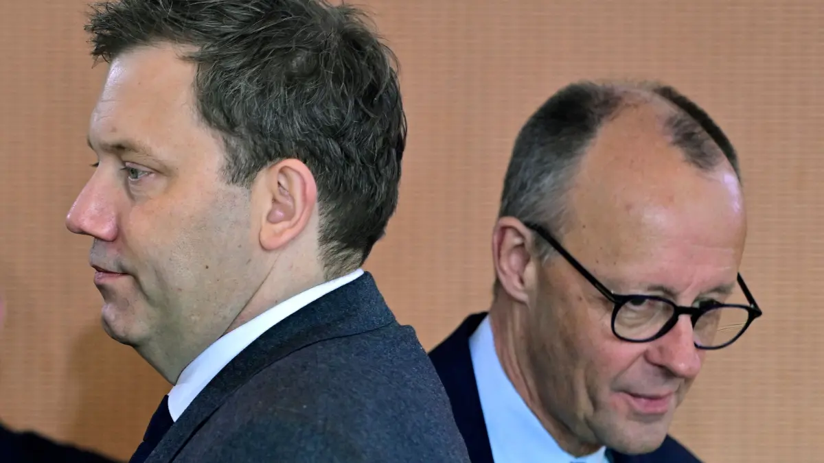 German Chancellor Friedrich Merz (R) and German Finance Minister and Vice Chancellor Lars Klingbeil arrive for the weekly cabinet meeting on January 7, 2026 at the Chancellery in Berlin. (Photo by John MACDOUGALL / AFP)