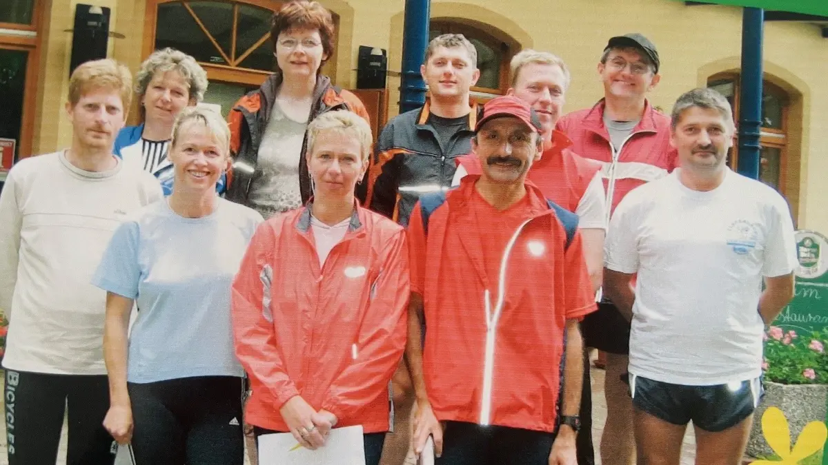 Das Foto entstand am 7. August 2005 und zeigt die Gründungsmitglieder des Lauf- und Walkingvereins 05 Bad Liebenwerda. Auf dem Foto von links nach rechts: Bodo Kleinfeld, C. Henschel, Petra Theilemann, Angela Weber, Karin Seliger, Karsten Heide, Lutz Jentzsch, Volker Böhm, Siegbert Heide und Wolfgang Seliger. Petra Theilemann und Volker Böhm sind leider viel zu früh verstorben.