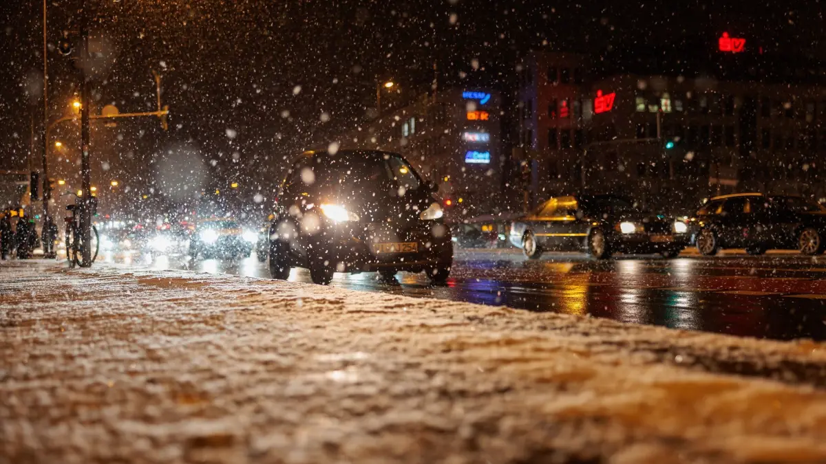 Wetter in Hessen: 07.01.2026, Hessen, Wiesbaden: Autos fahren im dichten Schneetreiben auf der Straße. Foto: Jörg Halisch/dpa +++ dpa-Bildfunk +++
