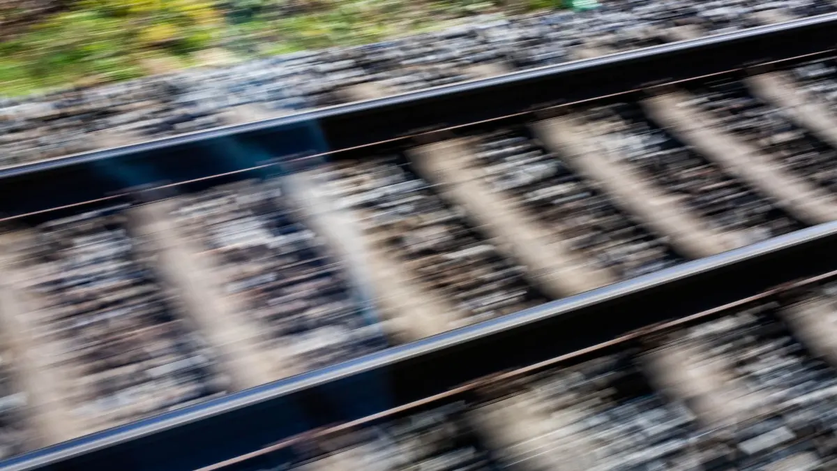 Bahngleise: ARCHIV - 19.02.2020, NA, Karlsruhe: Blick aus einem fahrenden zug auf Gleise. (Illustration zu dpa "Zug rollt über schlafenden 15-Jährigen - Junge bleibt unverletzt") (zu dpa: «Sperrungen auf Bahnstrecke zwischen Halle und Eichenberg») Foto: Philipp von Ditfurth/dpa +++ dpa-Bildfunk +++