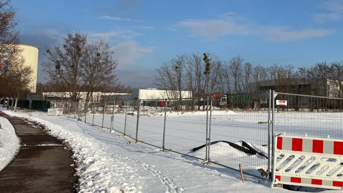 Eine Umzäunung deutet auf eine künftige Baustelle im Gewerbegebiet Sonne hin. Was in Freienhufen entstehen soll, wird aktuell noch nicht deutlich.