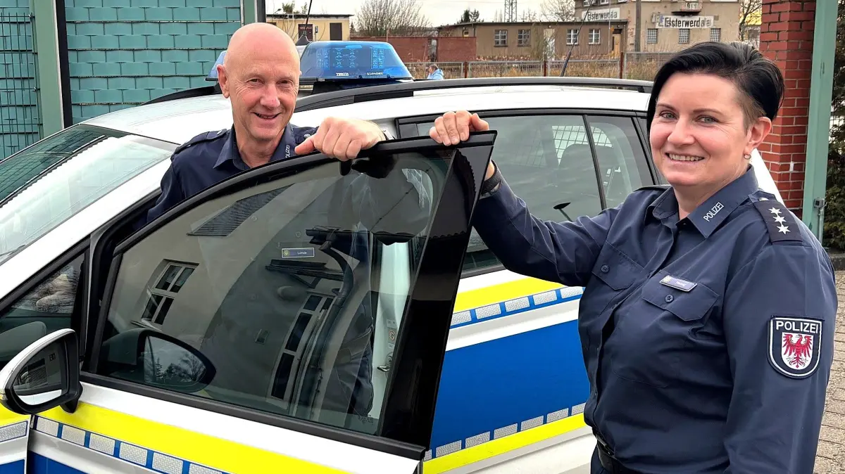Polizeihauptkommissarin Dorit Hennig leitet das Polizeirevier Elsterwerda, das die Arbeit der Revierpolizisten im Süden von Elbe-Elster koordiniert. Dienstältester Polizist ist Polizeioberkommissar Frank Londa. Zu seinem Revier gehören das Amt Schradenland und die Gemeinde Röderland.