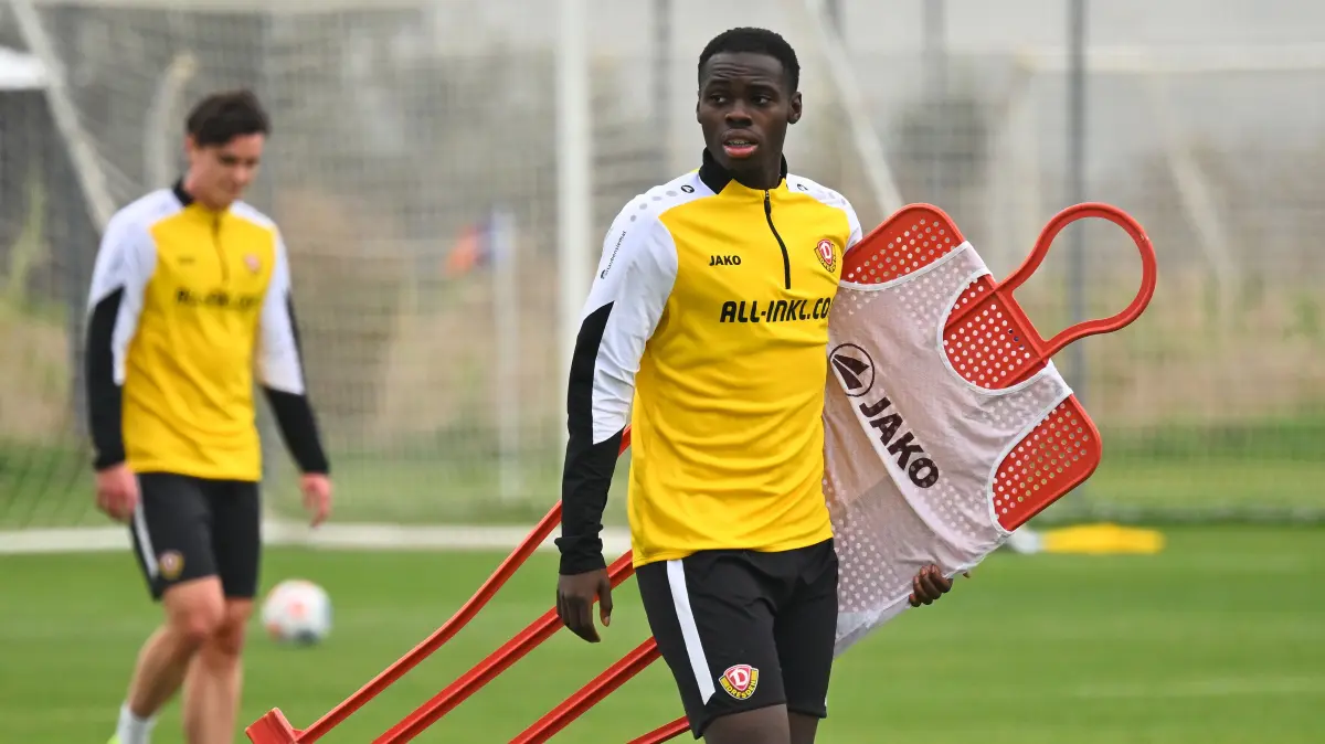 Kofi Amoako packt zusammen,
Training im "NEVER GIVE UP" Football Center in Lara,
SG Dynamo Dresden, Trainingslager in Lara / Türkei, Wintertrainingslager, Fußball, Fussball, 2. Bundesliga, Zweite Liga, Saison 2025/2026, Antalya, Mannschaftshotel, Hotel, Fame Residence, Trainingscamp, never give up, 08.01.2026,
Foto: Lutz Hentschel