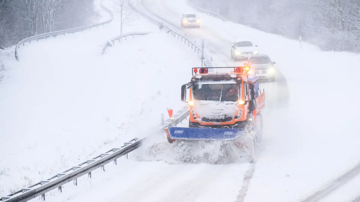 Ein Räumfahrzeug fährt bei Schneefall auf dem Messeschnellweg in der Region Hannover. +++ dpa-Bildfunk +++