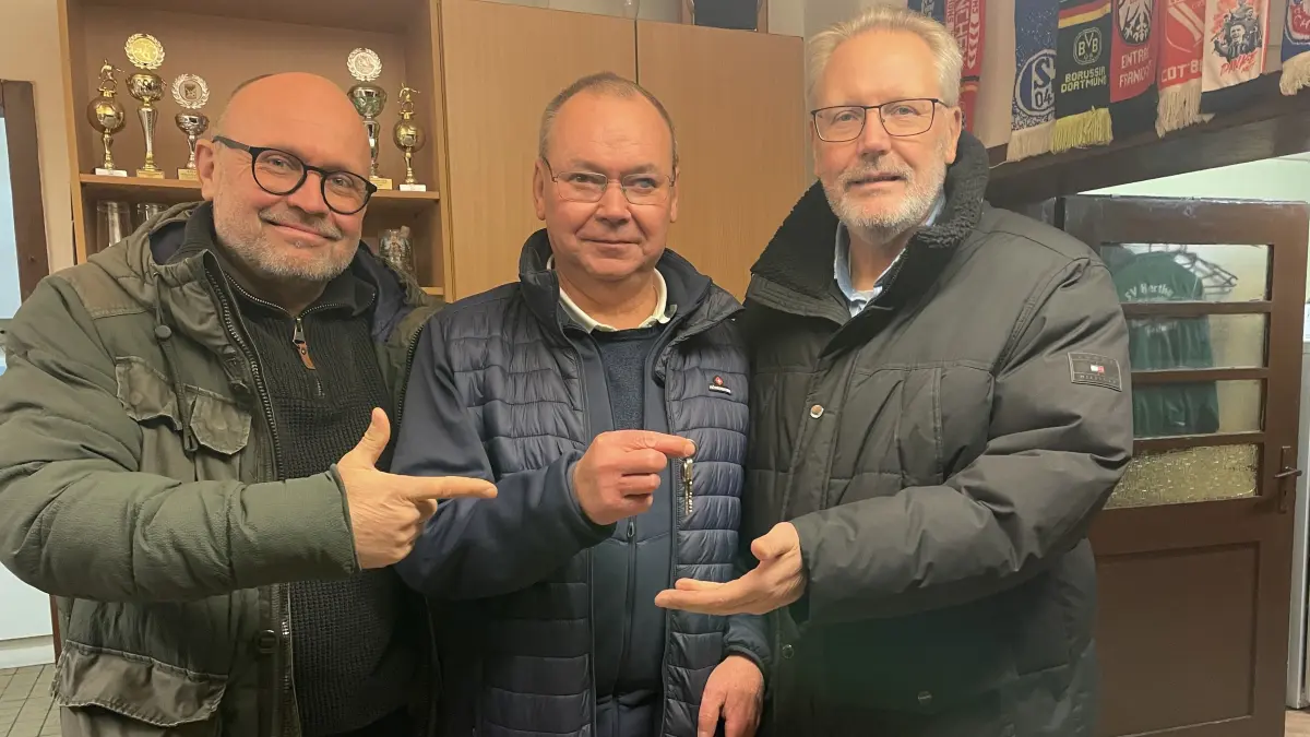 Die Hertha-Klause geht in den Betrieb des FC Sängerstadt über. Gunnar Läber. Vereinschef, des SV Hertha Finsterwalde, übergab die Schlüssel an Steffen Thor. Mit dabei war Jens Conrad. Auch die Personalie künftiger Betreiber ist geklärt.