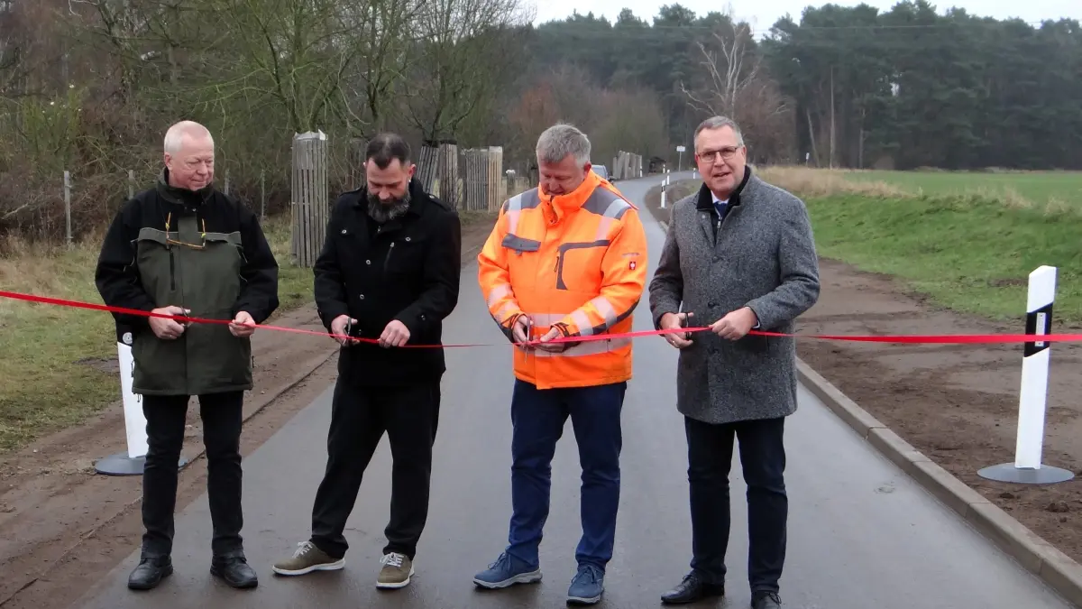 Die Freigabe der sanierten Straße bei Hohenbucko durch Frank Deutschmann, Kay Benesch, Ralf Kutz und Rainer Genilke (v.l.) erfolgte Ende letzten Jahres.