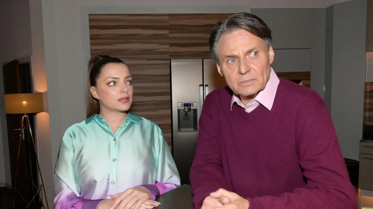 Jo Gerner (Wolfgang Bahro) lässt sich auf Emilys (Anne Menden) Versuch, ihn zu erpressen, nicht ein.