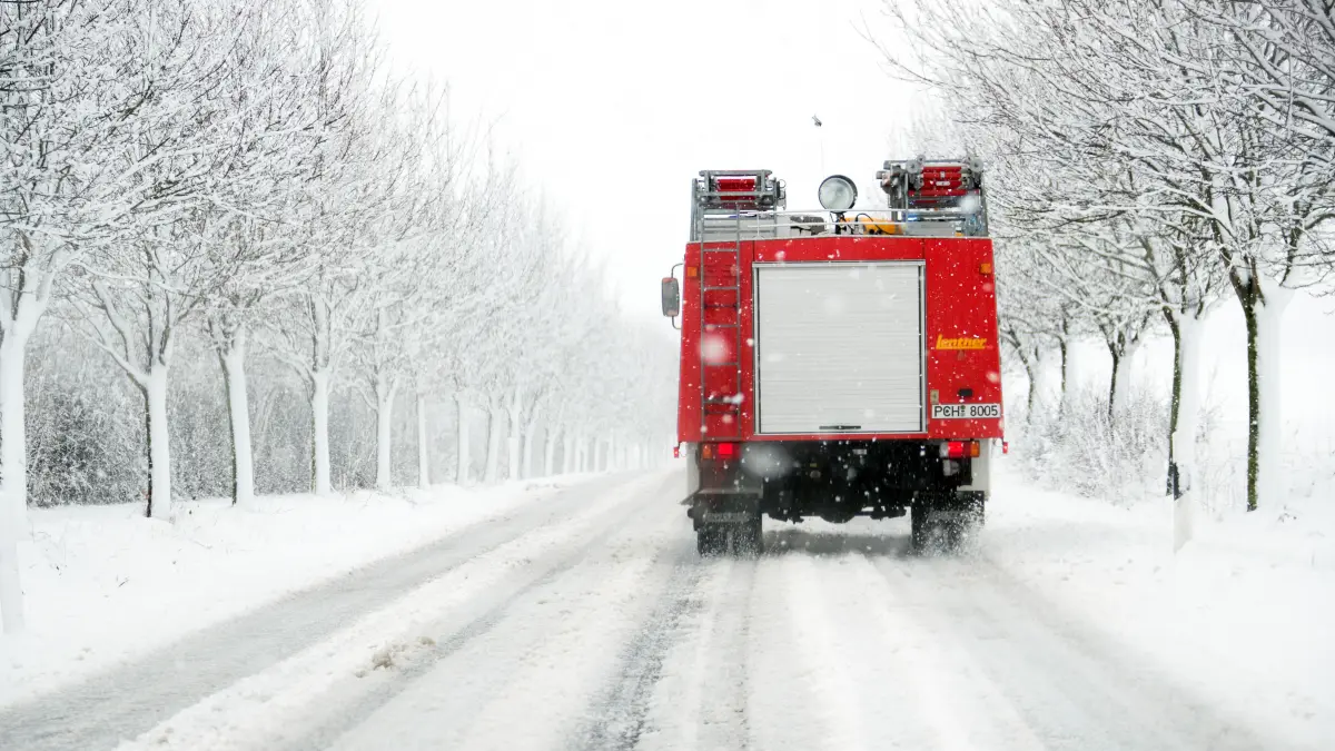 Ein Feuerwehrauto fährt am 18.01.2018 über eine verschneite Straße in der Nähe von Leezen (Mecklenburg-Vorpommern). Starker Schneefall behindert in Norddeutschland den Verkehr. Foto: Jens Büttner/dpa-Zentralbild/dpa ++ +++ dpa-Bildfunk +++