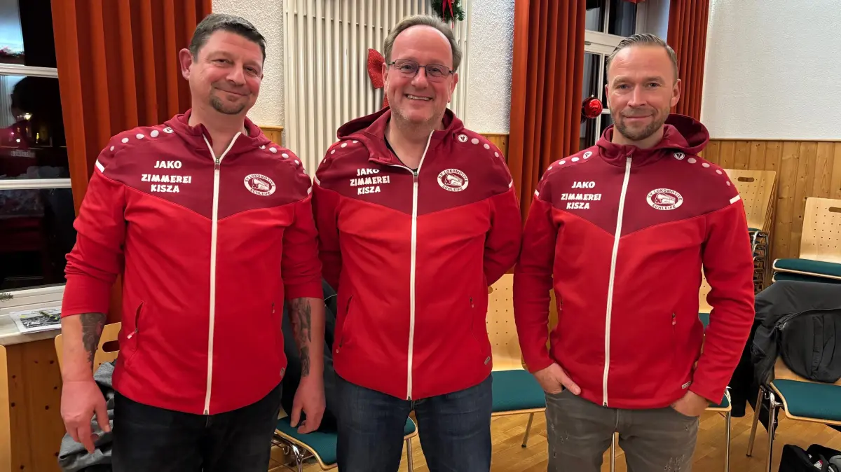Denis Kisza, Ronny Schuster und Sten Kowalick (v.l.n.r.) engagieren sich bei SV Lok Schleife. Und das nicht nur in sportlichen Belangen. Jetzt haben sie ein Sanierungsprojekt angeschoben.