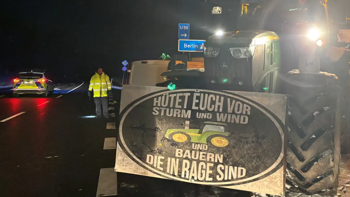 Bauern-Protest in der Uckermark: Landwirte blockieren die Zufahrt zur A11 in Pfingstberg. Mit Plakaten an den Traktoren machen sie ihre Wut und ihre Forderungen sichtbar.
