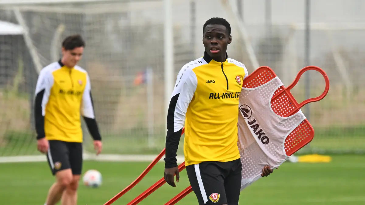 Kofi Amoako packt zusammen,
Training im "NEVER GIVE UP" Football Center in Lara,
SG Dynamo Dresden, Trainingslager in Lara / Türkei, Wintertrainingslager, Fußball, Fussball, 2. Bundesliga, Zweite Liga, Saison 2025/2026, Antalya, Mannschaftshotel, Hotel, Fame Residence, Trainingscamp, never give up, 08.01.2026,
Foto: Lutz Hentschel