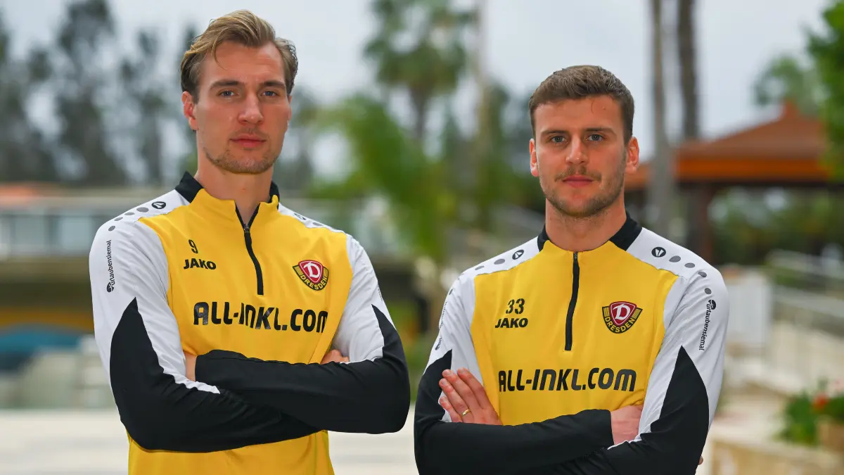 v.l.: die Stürmer Vincent Vermeij und Christoph Daferner im Garten des Teamhotel "Fame Residence Lara & Spa",
SG Dynamo Dresden, Trainingslager in Lara / Türkei, Wintertrainingslager, Fußball, Fussball, 2. Bundesliga, Zweite Liga, Saison 2025/2026, Antalya, Mannschaftshotel, Hotel, Fame Residence, Trainingscamp, 07.01.2026,
Foto: Lutz Hentschel