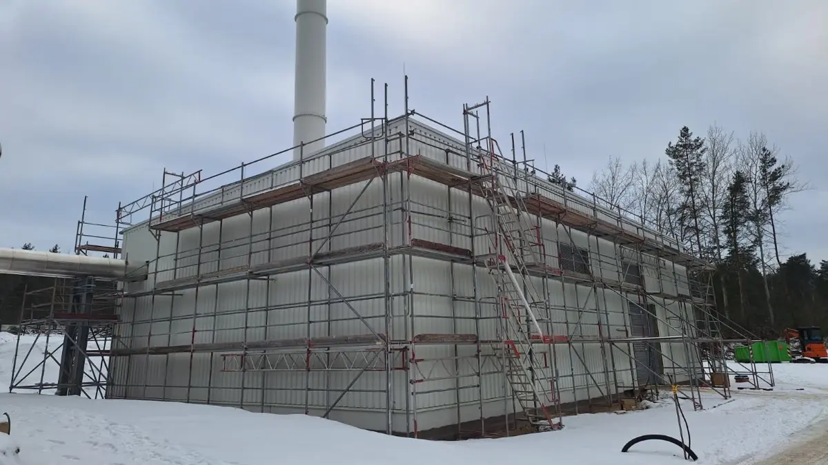 Das Heizhaus der Stadtwerke Weißwasser GmbH zwischen Bundesstraße 156 und Pro.-Wagenfeld-Ring. Im Inneren hat sich viel getan.