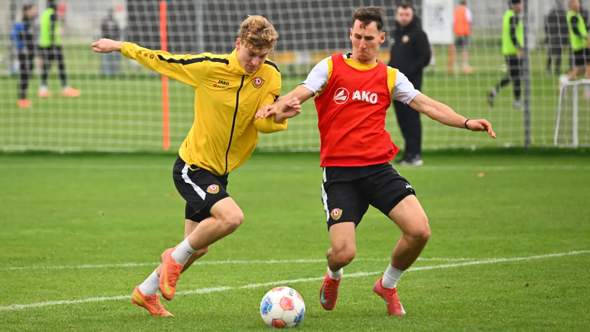 v.l.: Dominik Kother gegen Konrad Faber,
Training im "NEVER GIVE UP" Football Center in Lara,
SG Dynamo Dresden, Trainingslager in Lara / Türkei, Wintertrainingslager, Fußball, Fussball, 2. Bundesliga, Zweite Liga, Saison 2025/2026, Antalya, Mannschaftshotel, Hotel, Fame Residence, Trainingscamp, never give up, 08.01.2026,
Foto: Lutz Hentschel