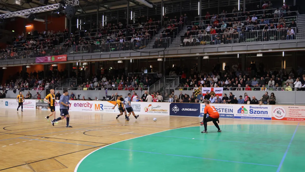 11. Bretterknaller in der Lausitz-Arena Cottbus: Volle Halle beim 11. Bretterknaller