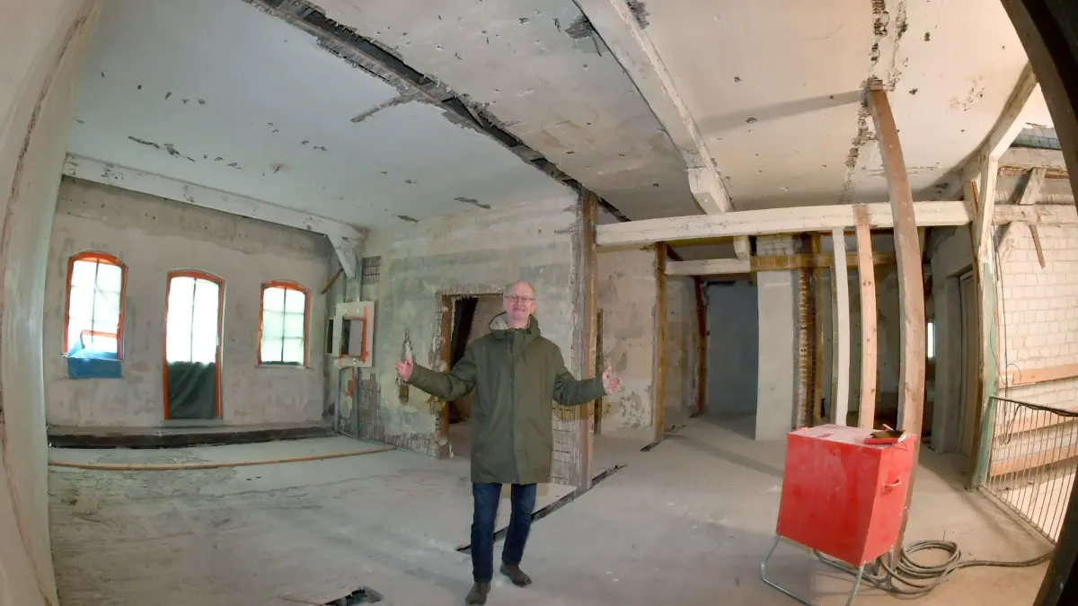 Umbau Rathaus Bad Liebenwerda 2025/2026: Umbau Rathaus Bad Liebenwerda 2025/2026
- Bauleiter vor Balkonzimmer