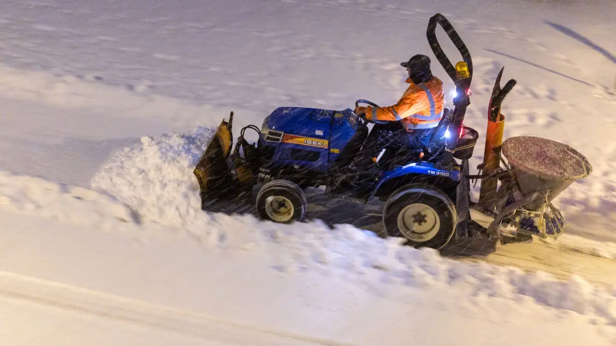 Winterwetter - Sturmtief Elli - Ilmenau: 09.01.2026, Thüringen, Ilmenau: Ein Winterdienst-Fahrzeug räumt Schnee. Foto: Michael Reichel/dpa +++ dpa-Bildfunk +++