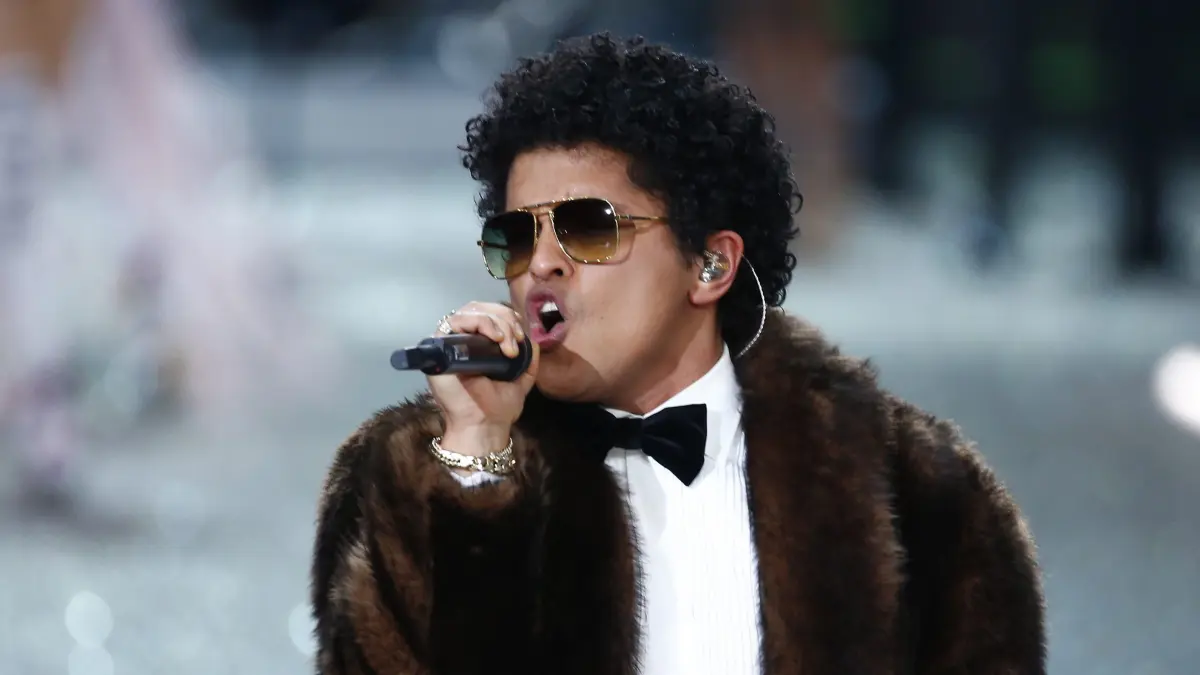 Weiß, wie eine gute Shows im großen Stadion funktioniert: Sänger Bruno Mars (hier bei einem Auftritt in Paris 2016) kommt im Sommer für ein Konzert ins Olympiastadion Berlin.