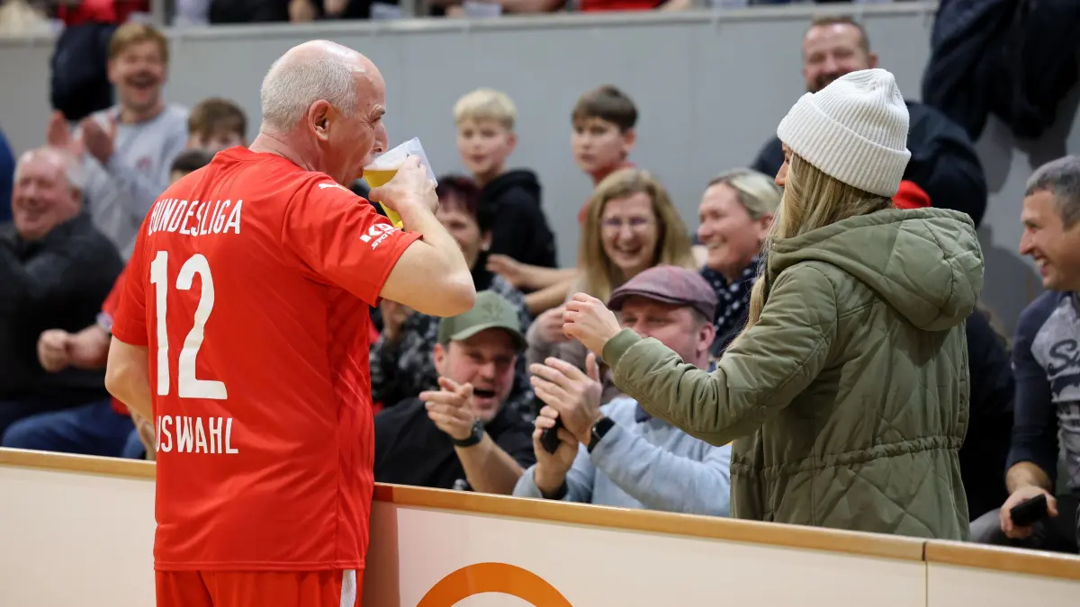 11. Bretterknaller in der Lausitz-Arena Cottbus: 12 Mario Basler (Bundesliga-Auswahl) gönnt sich einen Schluck Bier