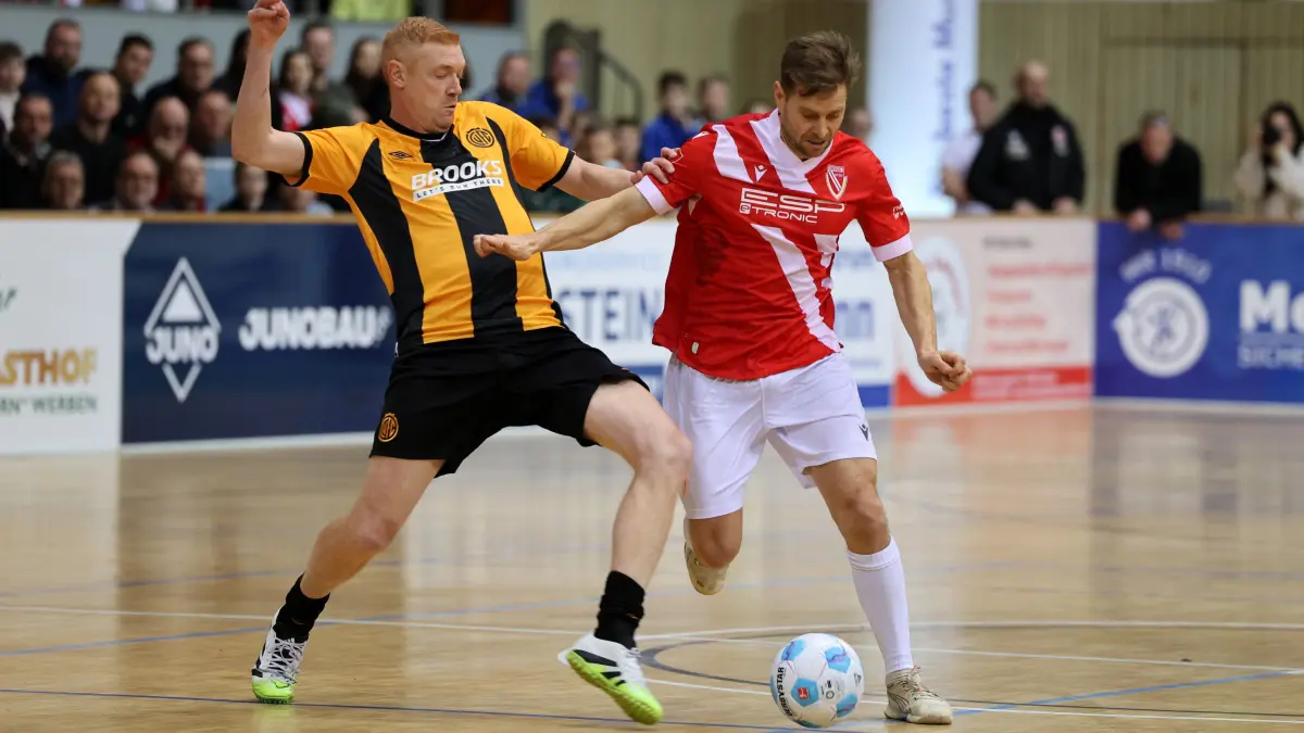 11. Bretterknaller in der Lausitz-Arena Cottbus: 9 Dave Kitson (Cambridge United), 4 Marcel Rozgonyi (Energie Cottbus, r.)