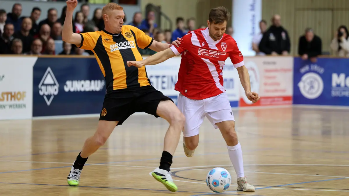 11. Bretterknaller in der Lausitz-Arena Cottbus: 9 Dave Kitson (Cambridge United), 4 Marcel Rozgonyi (Energie Cottbus, r.)
